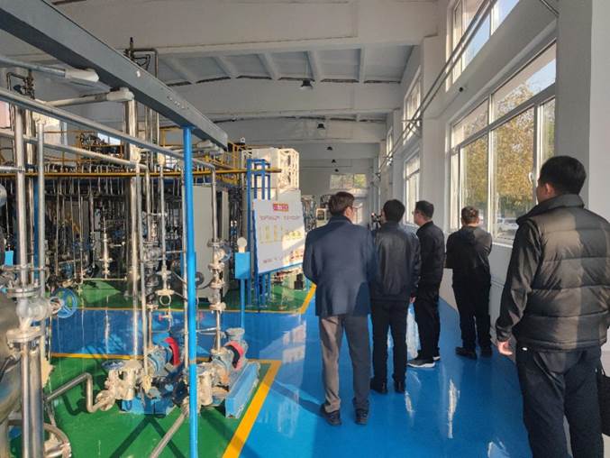 人们站在火车旁 AI 生成的内容可能不正确。 人们站在火车旁 AI 生成的内容可能不正确。