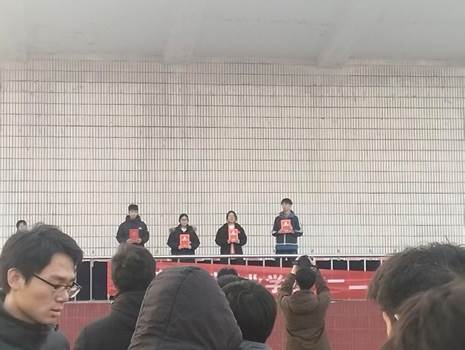 一群人在房间里AI 生成的内容可能不正确。